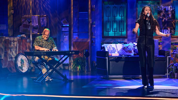 La Revuelta | Clara Montes canta \"Sevillanas del Levante\" - La Revuelta | Ver