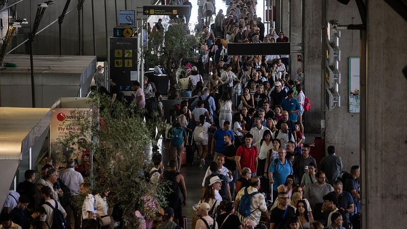 Largas colas en el control de seguridad de la terminal 4 de Barajas - Diario 24 | Ver