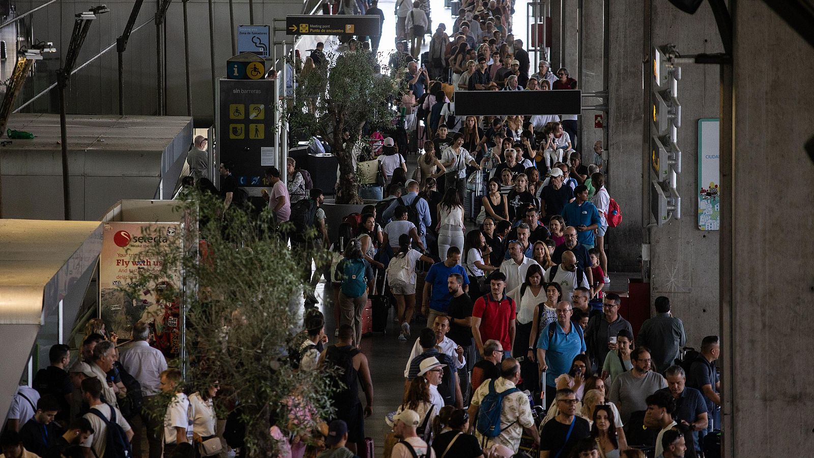 Largas colas en el control de seguridad de la terminal 4 de Barajas - Telediario 1 | Ver