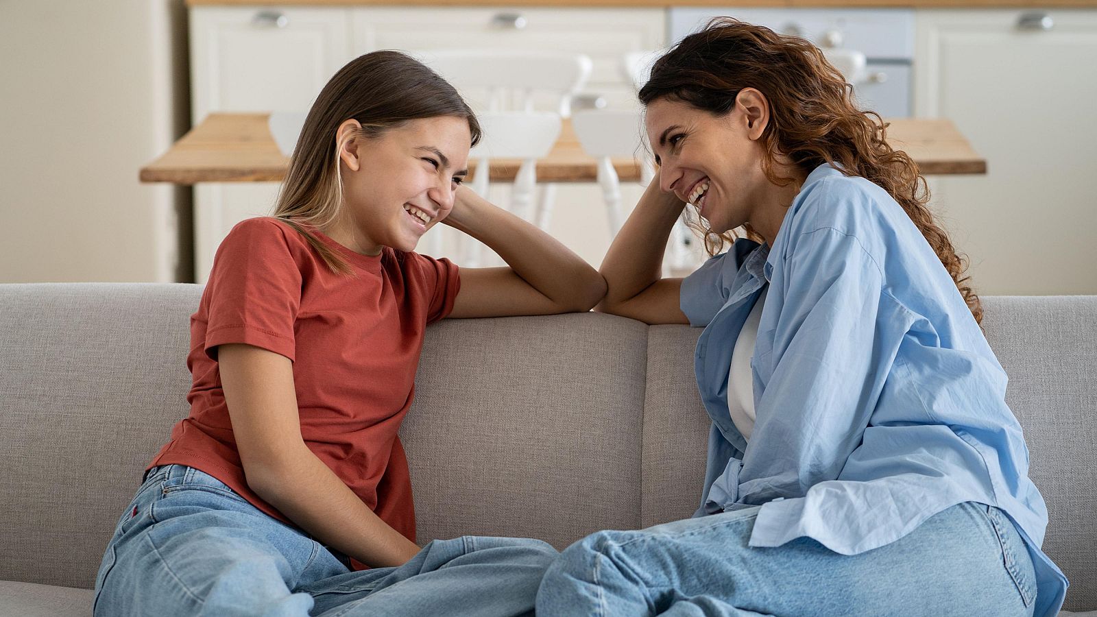 Personas del colectivo LGTBIQ+ recuerdan cómo salieron del armario | Ver