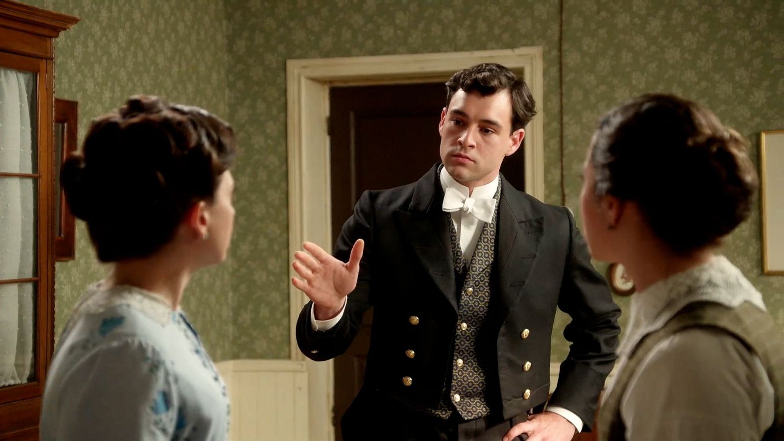 La Promesa - Curro interviene para calmar a Martina y Catalina - La promesa | Ver