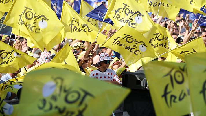 Tour de Francia - Pogacar bromea con su francés en la presentación del Tour 2025 en Lille