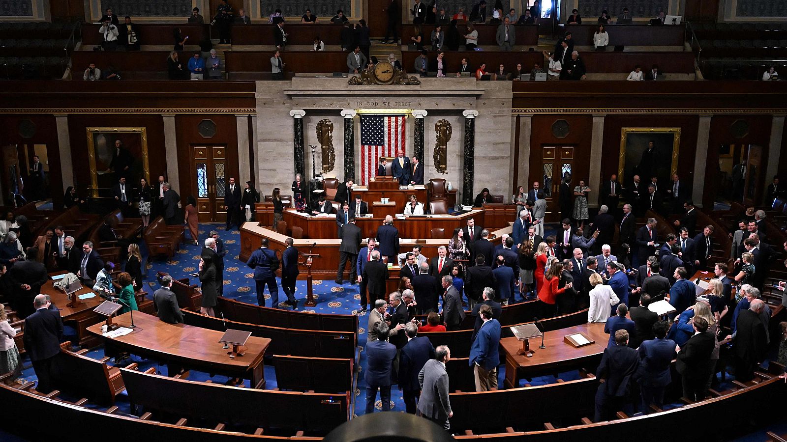 La Cámara de Representantes de EE.UU. aprueba el plan fiscal de Trump - El mundo en 24 horas | Ver