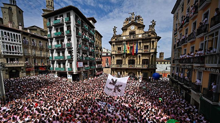 El chupinazo se resiste pero arranca los Sanfermines | Ver