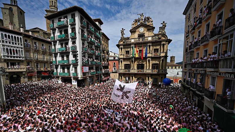 El chupinazo se resiste pero arranca los Sanfermines | Ver