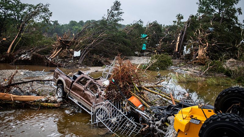 Los servicios de emergencia buscan supervivientes en Texas | Ver