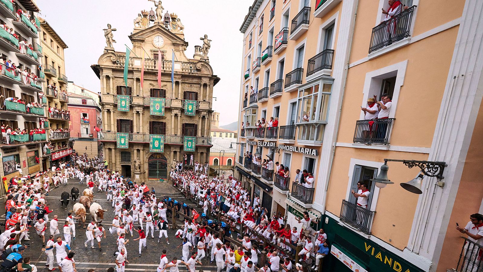 Una tradición centenaria: comer churros tras el encierro - San Fermín | Ver