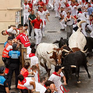 VÍDEO | Primer encierro de San Fermín: accidentado y con la manada dividida