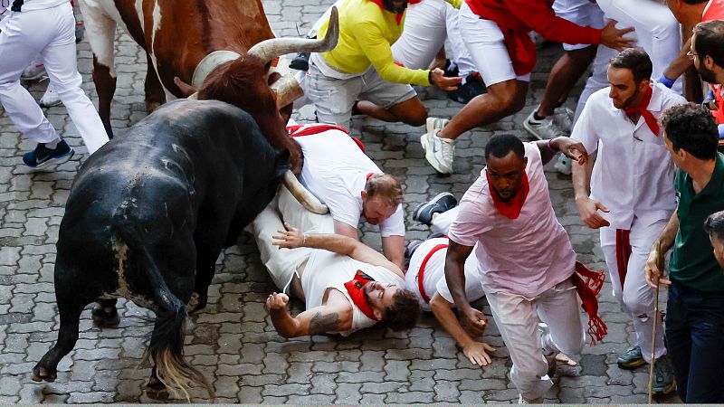 VÍDEO | Segundo encierro de San Fermín 2025: 'Caminante', un toro descolgado, ha protagonizado un encierro largo y peligroso - Escuchar ahora