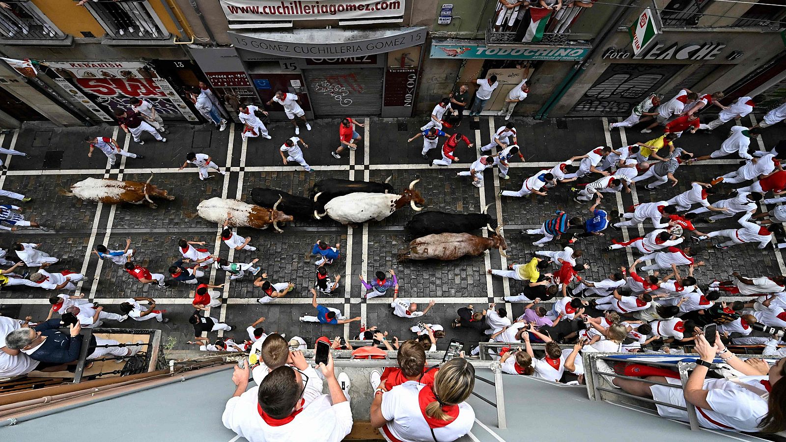 La Policía vigila el encierro de San Fermín desde el cielo