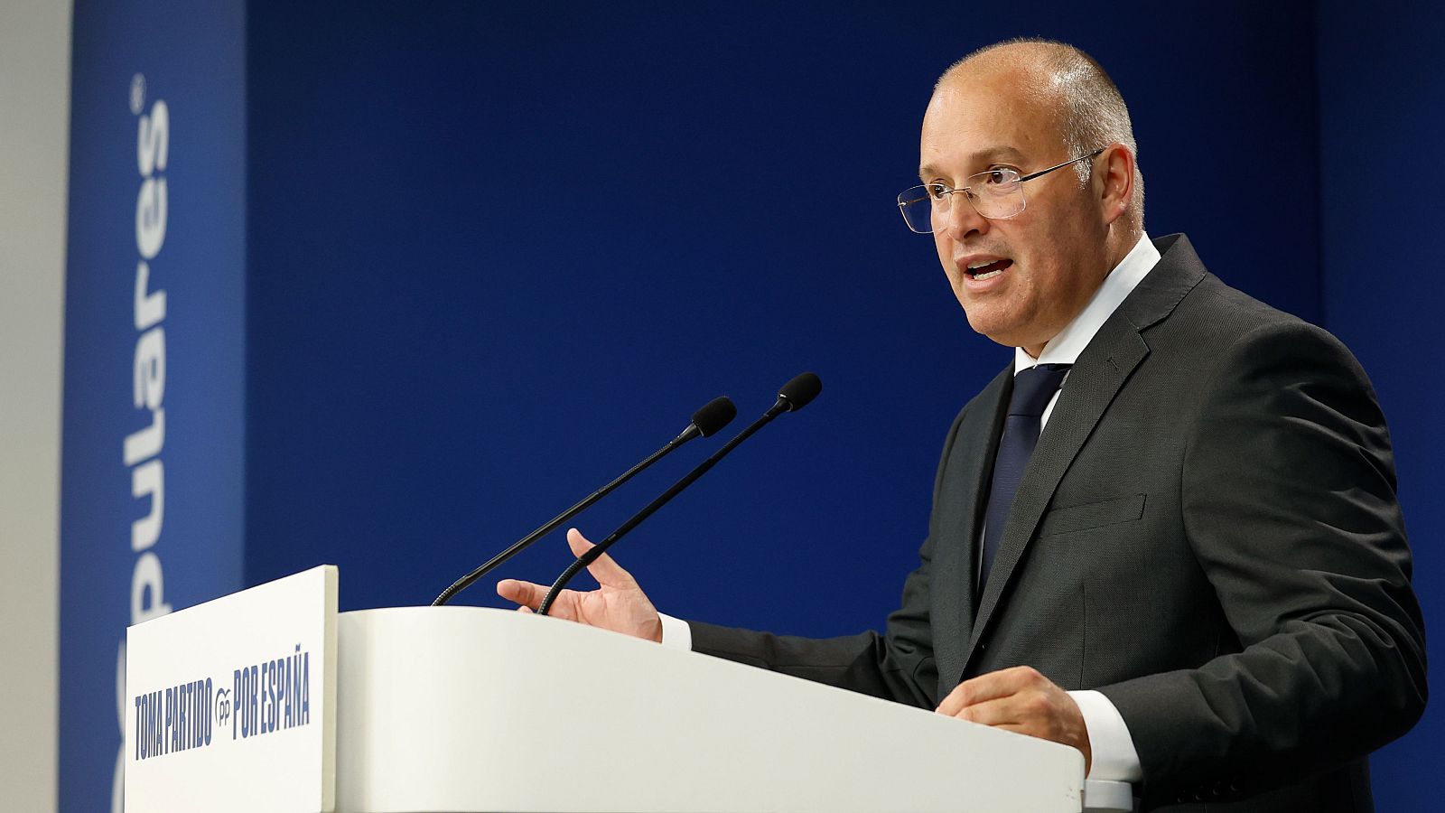 El PP reitera su "compromiso" de gobernar en solitario y Vox les acusa de cometer un "gigantesco error" - Telediario 1 | Ver