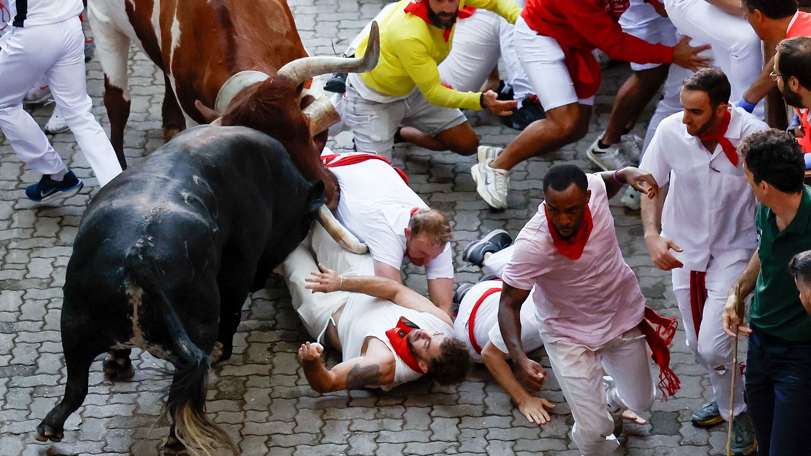 San Fermín 2025: Segundo encierro | Vídeo a cámara lenta | Ver