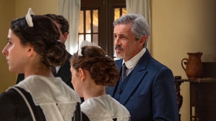 La promesa - La Promesa: El servicio conoce a Cristóbal, el nuevo mayordomo