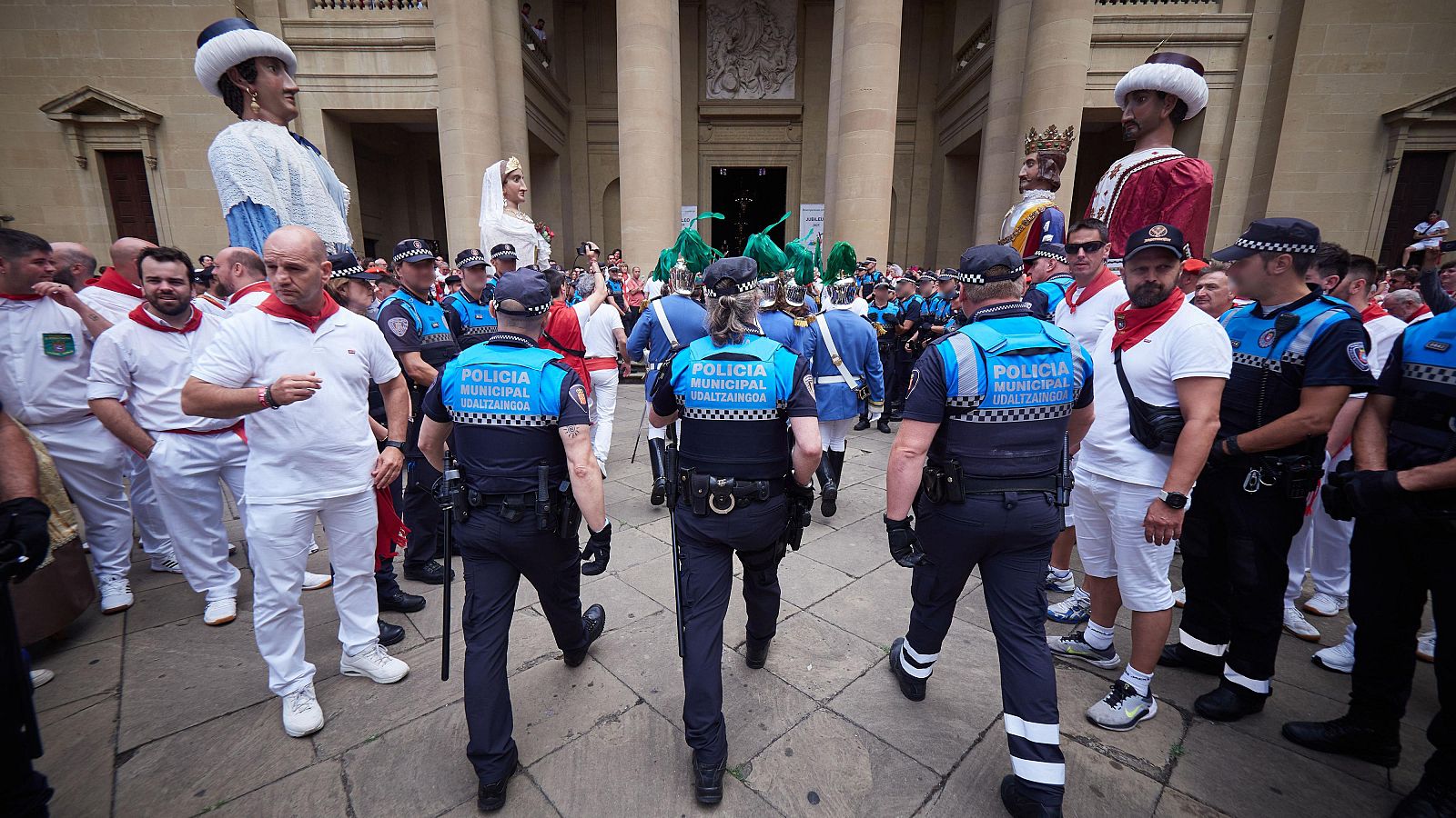 ¿Cómo es el dispositivo policial durante las fiestas de San Fermín? - Mañaneros 360 | Ver