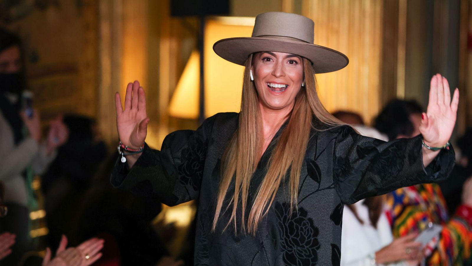 La diseñadora Juana Martín, Premio Nacional de Diseño de Moda - Telediario 2 | Ver