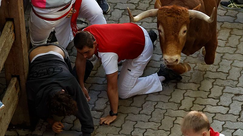 Tercer encierro de San Fermín 2025 con los Álvaro Núñez | Ver