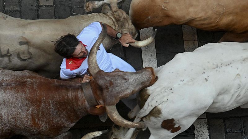 VÍDEO en RNE | El tercer encierro deja una carrera rapidísima y atropellada - Sanfermines en RNE | Ver