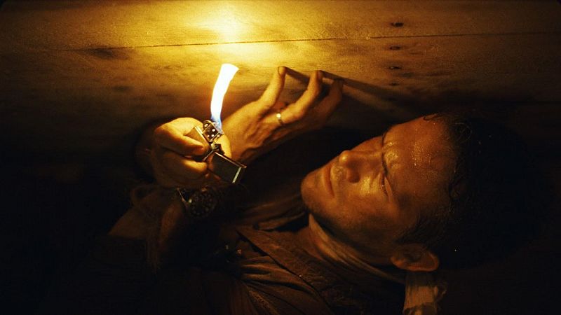 Somos cine Buried 11/07/2025 01:31:11 Ryan Reynolds, un ata�d y 90 minutos bajo tierra. Un thriller angustiante, claustrof�bico y magistral. �Qu� har�as si despertaras enterrado vivo con solo un m�vil y un mechero? Recomendado para mayores de 16 a�os Más 
