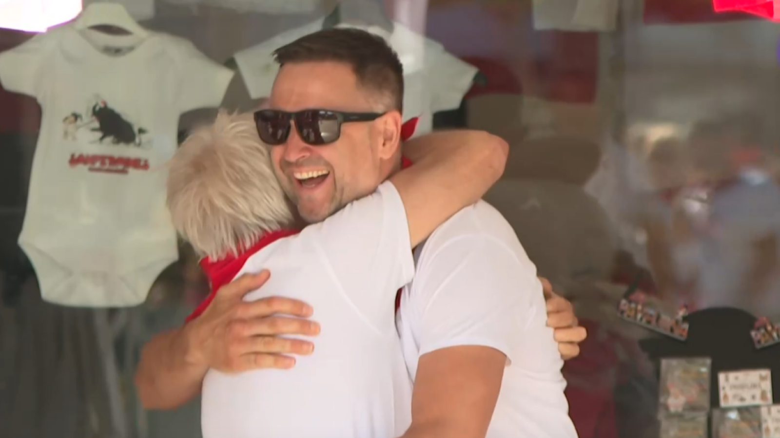 Un mozo de San Fermín se reencuentra con el policía que le salvó la vida | Ver