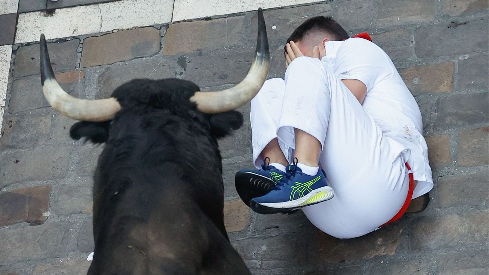 San Fermín 2025: Cuarto encierro | Vídeo a cámara lenta | Ver