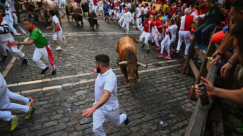 VÍDEO | Cuarto encierro de San Fermín 2025: rápido, arriesgado y limpio | RNE Audio - Sanfermines en RNE | Ver