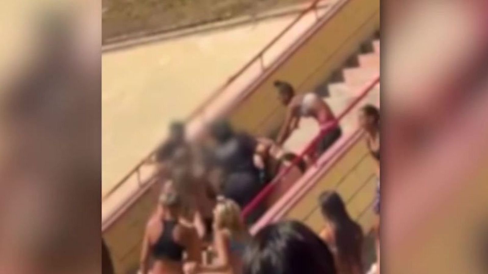 Una gran pelea por una balón de playa en Cádiz: "Se espera un poco de sentido común, de educación,  de valores" - Mañaneros 360 | Ver