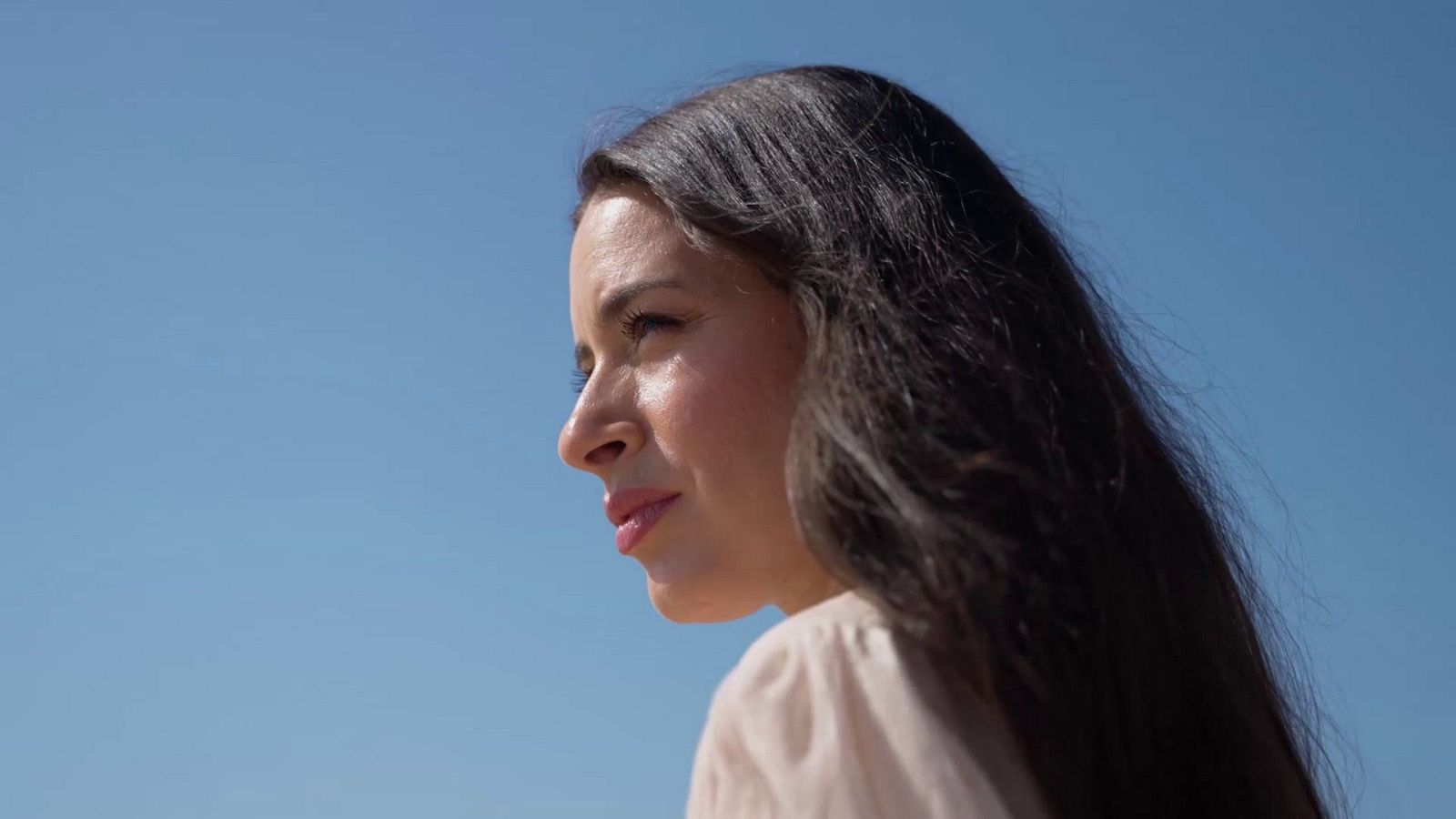 Blanca Paloma canta "Caminar el tiempo", de 'Parecido a un asesinato' - Somos cine | Ver