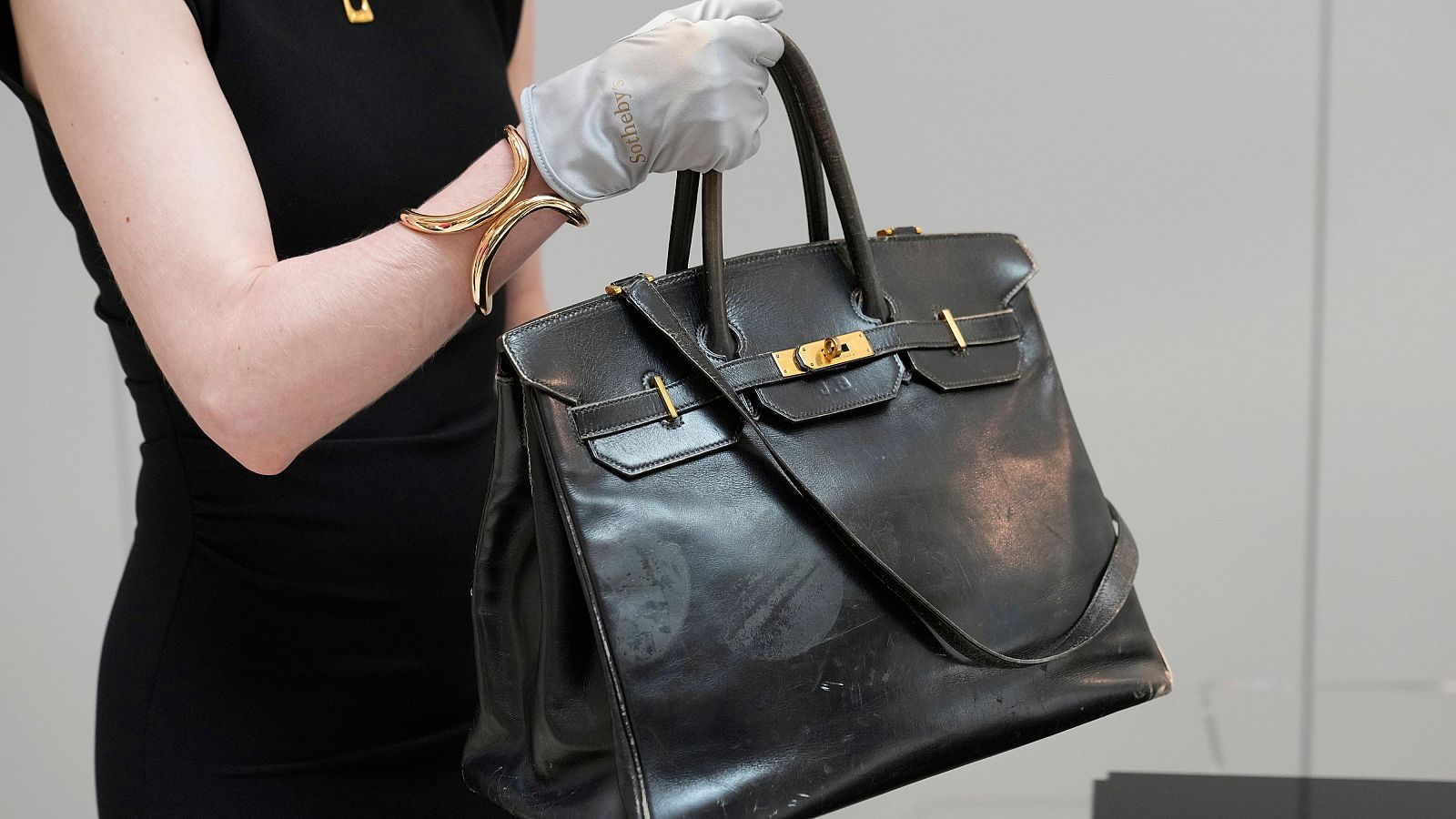 Se subasta el primer bolso Birkin | Ver