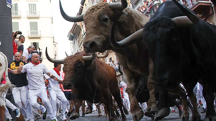 San Fermín - Cinco heridos, todos por contusiones, en el quinto encierro de San Fermín 2025