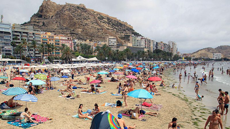 Mojácar, Salou y Benidorm: destinos más demandados en verano - Telediario 1 | Ver