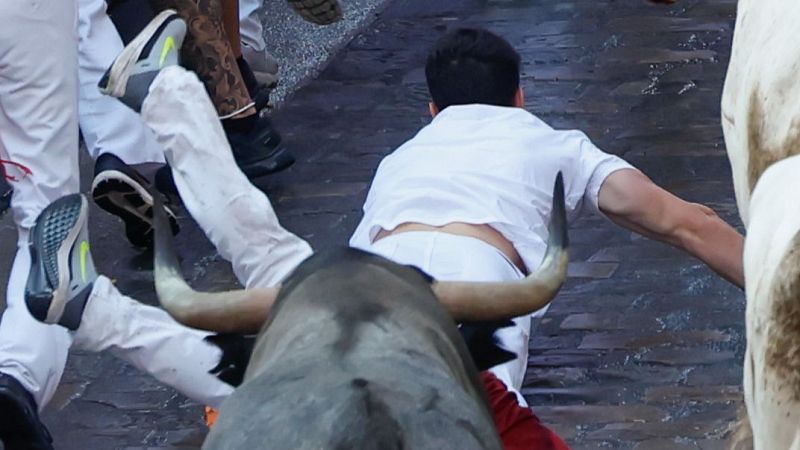San Fermín 2025: Sexto encierro | Vídeo a cámara lenta | Ver