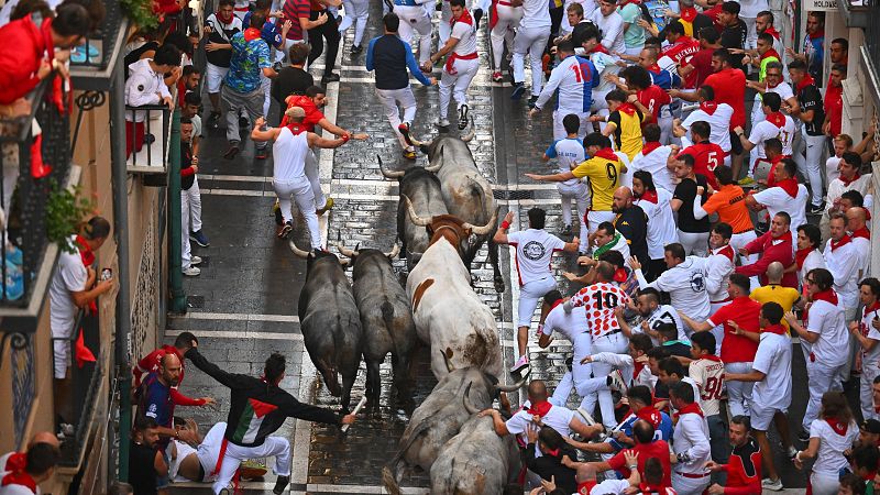 VÍDEO | Sexto encierro: Los toros de José Escolar dejan momentos de peligro - Sanfermines en RNE | Ver
