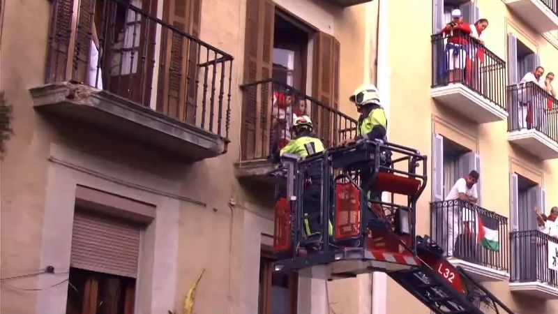 El desprendimiento de parte de la cornisa de un balcón retrasa el sexto encierro | Ver