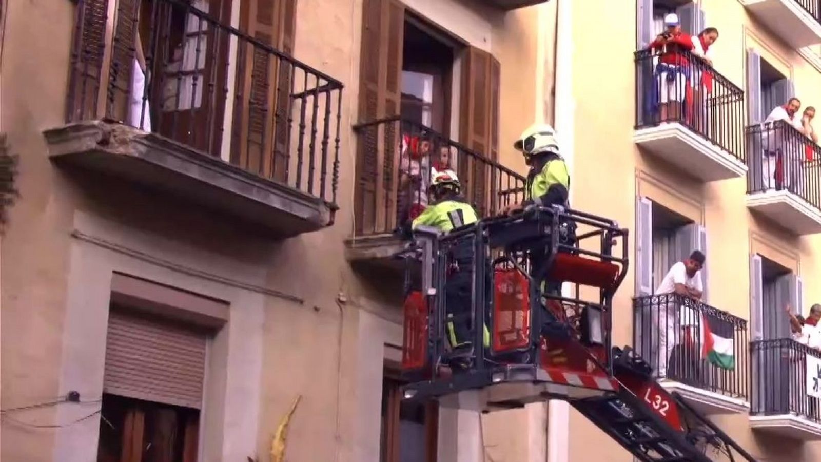 El desprendimiento de parte de la cornisa de un balcón retrasa el sexto encierro | Ver