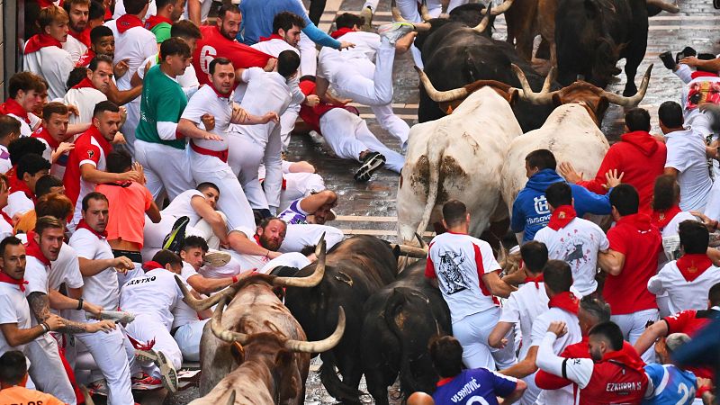 Séptimo encierro: rápido y tenso con toros de La Palmosilla - Sanfermines en RNE | Ver