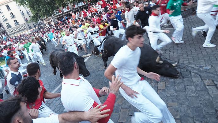 San Fermín - Un toro golpea con el pitón a varios corredores en el séptimo encierro de San Fermín