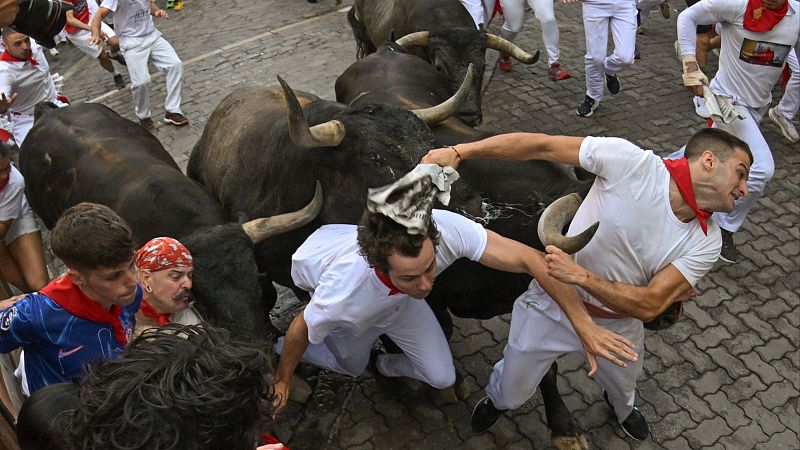 San Fermín 2025: octavo encierro | Vídeo a cámara lenta | Ver