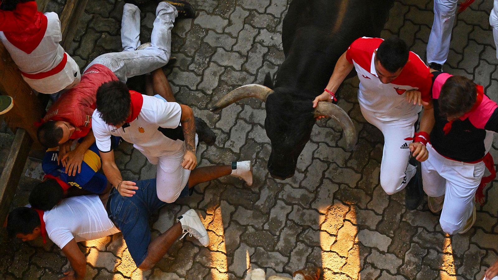 Octavo encierro de San Fermín 2025 con los Miura | Ver