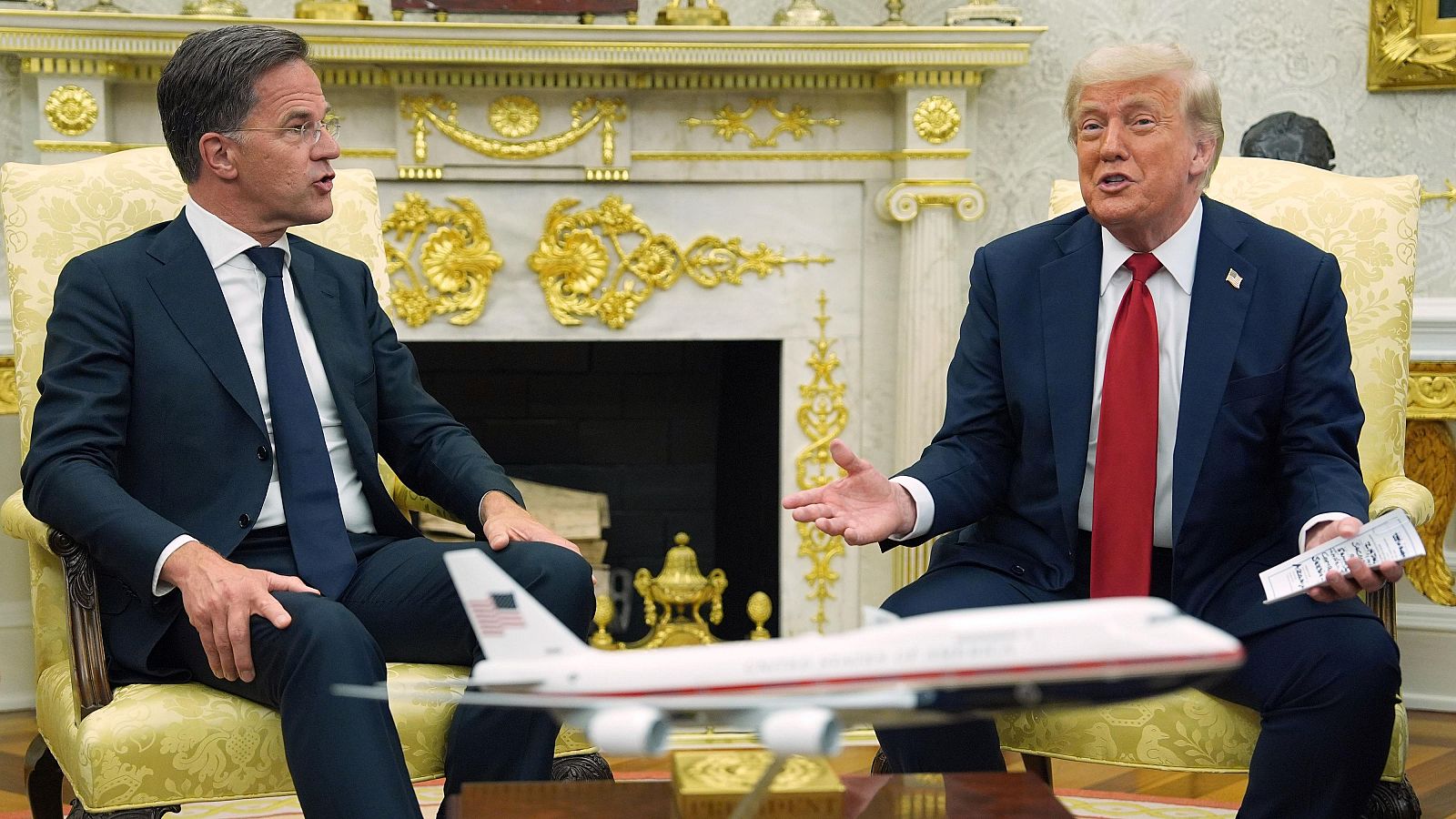 Trump amenaza a Rusia con aranceles del 100% | Ver