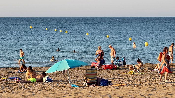 Cada vez menos turistas españoles en las playas del país por los altos precios - Telediario 1 | Ver