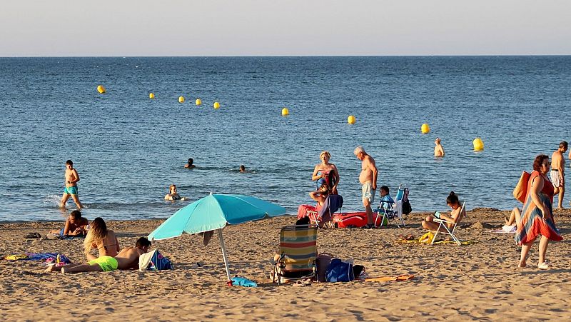 Cada vez menos turistas españoles en las playas del país por los altos precios - Telediario 1 | Ver
