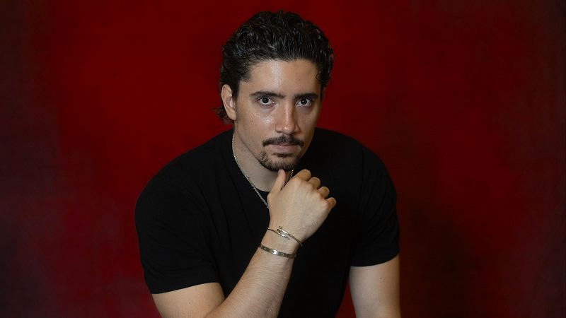 La saga de rancheros continúa: Alex Fernández prepara un disco de mariachi pop - Telediario 2 | Ver