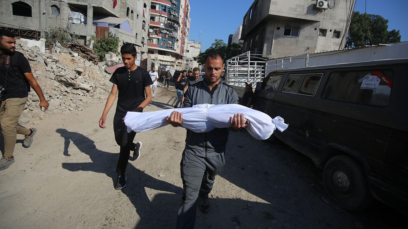 20 palestinos mueren aplastados buscando comida | Ver