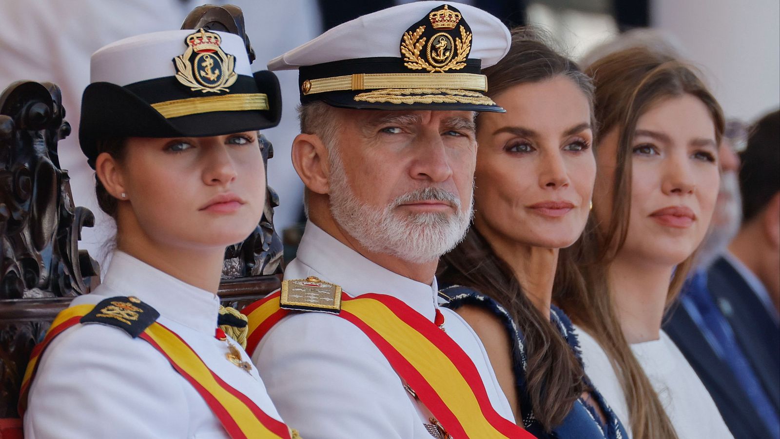 El rey impone a su hija la princesa Leonor la Gran Cruz del Mérito Naval en Marín | Ver