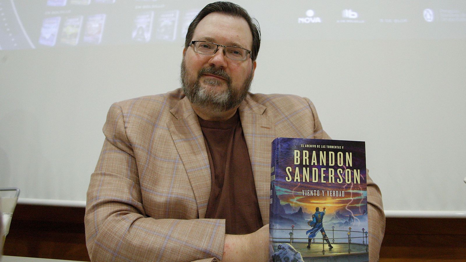 Brandon Sanderson desata la locura en el 'Celsius 232' de Avilés - Telediario 1 | Ver