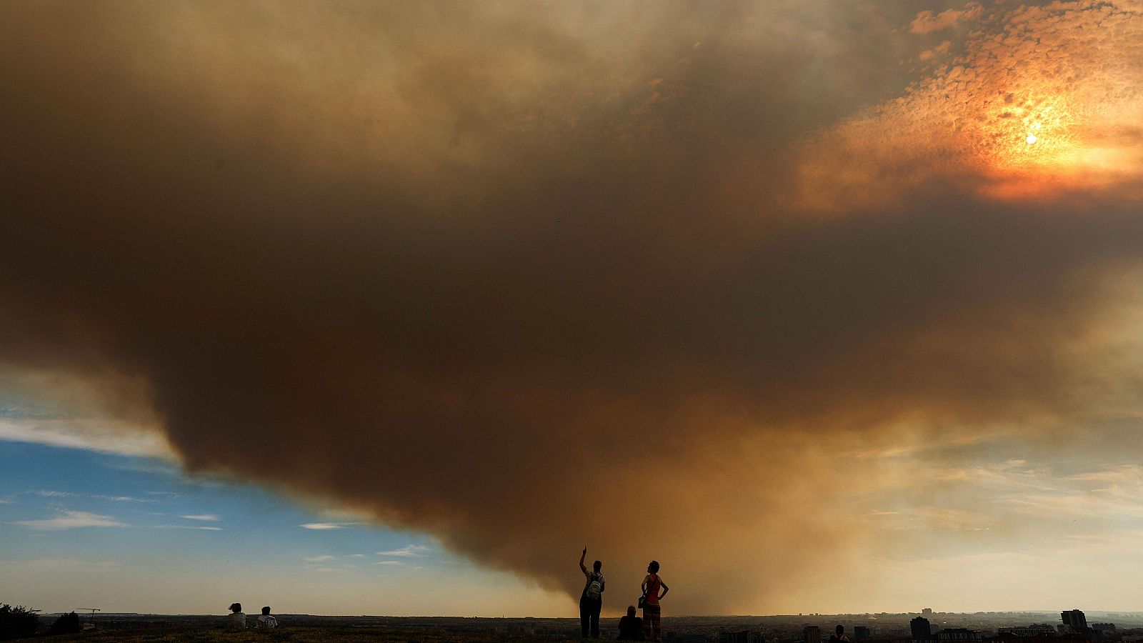 Un incendio en Toledo obliga a evacuar una urbanización | Ver