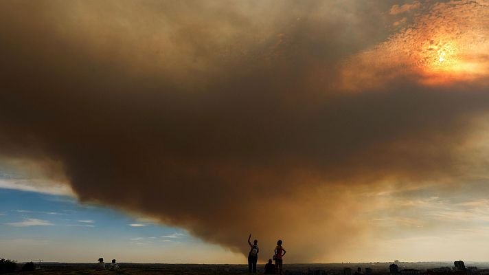 Telediario 2 - Un incendio en Méntrida, Toledo, obliga a evacuar una urbanización y tiñe de humo el cielo de Madrid