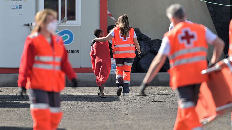 El Gobierno anuncia el traslado de menores inmigrantes - Telediario 2 | Ver