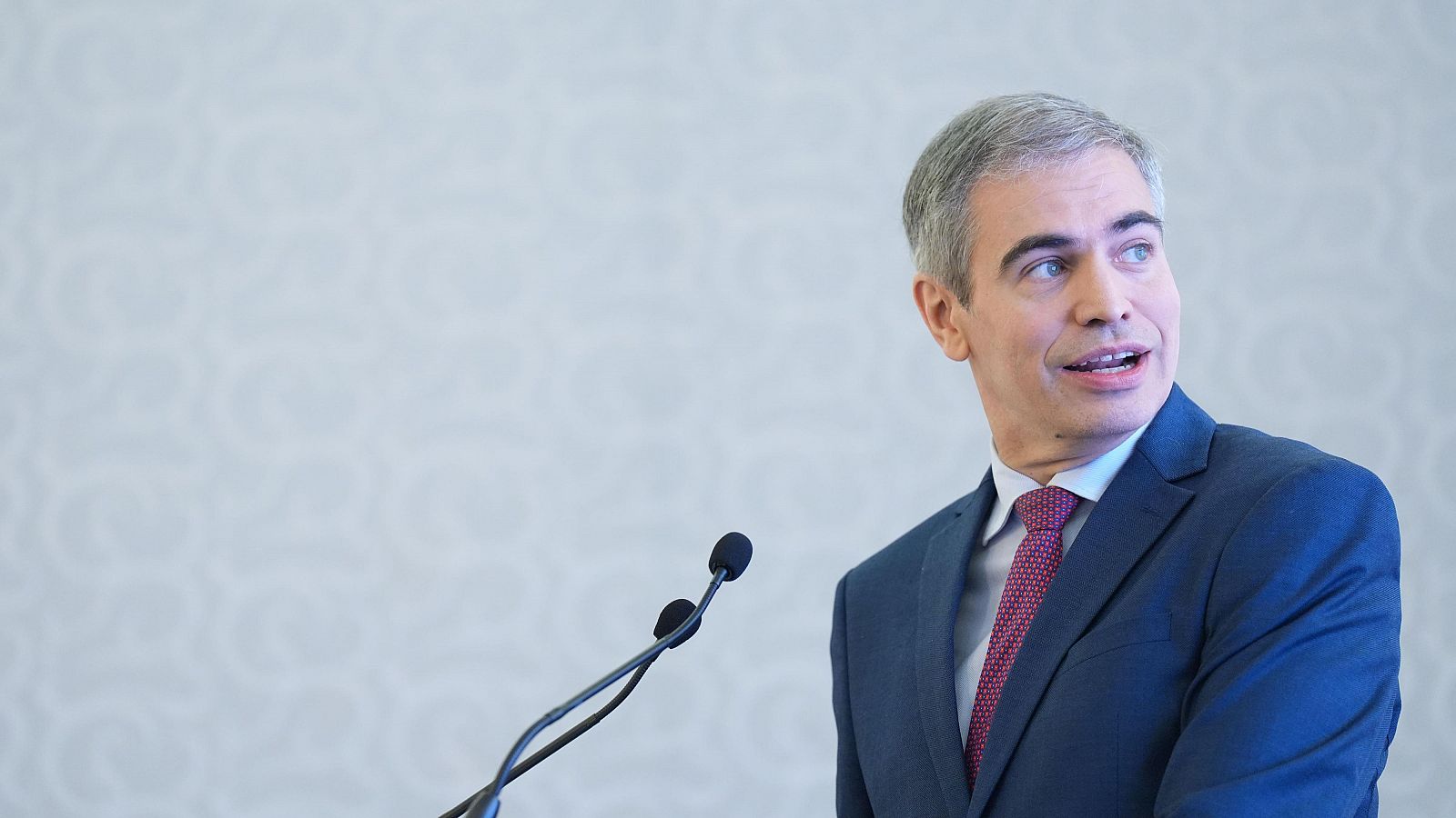España quiere avanzar en el debate de las lenguas cooficiales pese a las reticencias de algunos países de la UE - Informativo 24h | Ver