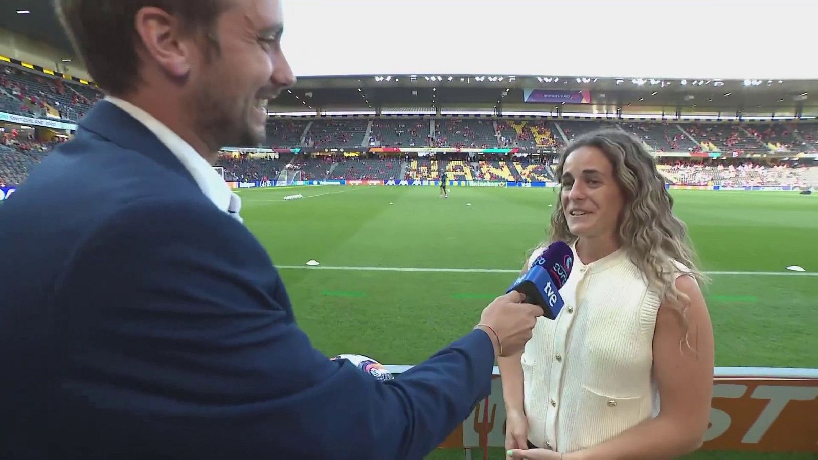 Tere Abelleira visita por sorpresa a sus compañeras en Suiza - Eurocopa | Ver